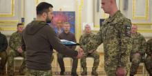 Фото новости: Президент Зеленський нагородив офіцера, який весною допоміг зупинити російський наступ на Миколаївщині Свежие новости: Президент Зеленський нагородив офіцера, який весною допоміг зупинити російський наступ на Миколаївщині