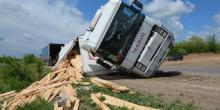 Свежие новости: На трассе под Новой Одессой перевернулась фура