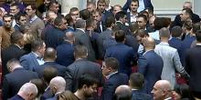Свежие новости: ВИДЕО: В Раде произошла первая потасовка между депутатами