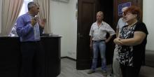 Свежие новости: Мешканці вулиць Лєскової та Богородичної прийшли до Олександра Сєнкевича вимагати невідкладного ремонту каналізаційного колектору