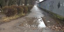 Свежие новости: «Сплошная грязь и болото», - николаевский журналист о разбитом тротуаре на улице Космонавтов