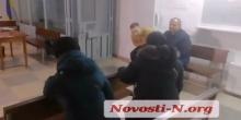 Фото новости: ВИДЕО: «Ты убийца! Ты не понимаешь, что наделал!», - родственники погибшей в аварии — водителю «Мерседеса» Свежие новости: ВИДЕО: «Ты убийца! Ты не понимаешь, что наделал!», - родственники погибшей в аварии — водителю «Мерседеса»