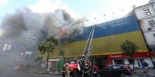 Свежие новости: В центре Киева горит здание рядом с ЦУМом