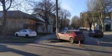 Свежие новости: В Николаеве девушка-водитель протаранила авто и врезалась в столб