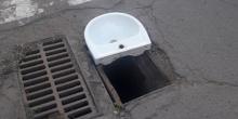 Свежие новости: В Николаеве ливневку посреди дороги перекрыли умывальником