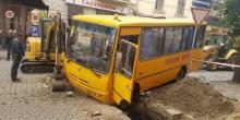 Фото новости: Школьный автобус с детьми влетел в яму в Черновцах Свежие новости: Школьный автобус с детьми влетел в яму в Черновцах