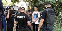 Фото новости: Николаевские патрульные задержали троих «закладчиков» в центре города – кроме наркотиков у них нашли весы и мерные ложки Свежие новости: Николаевские патрульные задержали троих «закладчиков» в центре города – кроме наркотиков у них нашли весы и мерные ложки