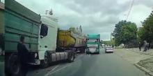 Свежие новости: В центре Новой Одессы столкнулись три фуры — пострадал водитель