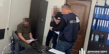 Фото новости: У Миколаєві комбату вручили підозру за використання військових у якості охоронців приватного підприємства Свежие новости: У Миколаєві комбату вручили підозру за використання військових у якості охоронців приватного підприємства