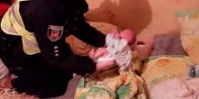 Фото новости: Патрульные спасли младенца от удушения — на нем заснула пьяная мать Свежие новости: Патрульные спасли младенца от удушения — на нем заснула пьяная мать
