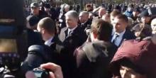 Свежие новости: Порошенко в Чернигове не прислушался к советам своей охраны и пошел через толпу 