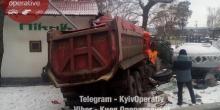 Фото новости: Авто отбросило на ресторан: опубликованы фото с места серьезного ДТП с двумя грузовиками под Киевом Свежие новости: Авто отбросило на ресторан: опубликованы фото с места серьезного ДТП с двумя грузовиками под Киевом