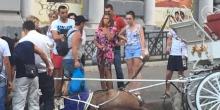 Свежие новости: В Одессе запряжённая в карету лошадь упала в обморок от жары