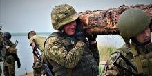 Фото новости: В Николаеве генерал вместе с молодыми морпехами прошел восьмикилометровую полосу препятствий Свежие новости: В Николаеве генерал вместе с молодыми морпехами прошел восьмикилометровую полосу препятствий