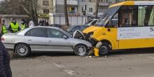Фото новости: В Николаеве «лоб в лоб» столкнулись маршрутка и «Опель»: трое пострадавших Свежие новости: В Николаеве «лоб в лоб» столкнулись маршрутка и «Опель»: трое пострадавших