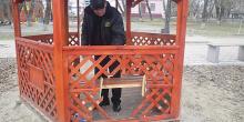 Фото новости: В Баштанке ученики младших классов повредили в сквере беседку Свежие новости: В Баштанке ученики младших классов повредили в сквере беседку