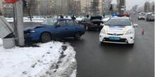 Свежие новости: На столичной Троещине автомобиль снес светофор: образовалась пробка