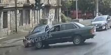Фото новости: В Одессе автомобиль влетел в стену здания Свежие новости: В Одессе автомобиль влетел в стену здания