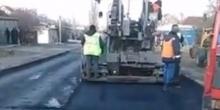 Свежие новости: ВИДЕО: В Николаеве в грязь укладывают асфальт