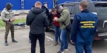 Фото новости: У поліції показали відео затримання «на гарячому» торговця зброєю у Миколаєві Свежие новости: У поліції показали відео затримання «на гарячому» торговця зброєю у Миколаєві