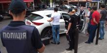 Свежие новости: ВИДЕО. Стрельба в Днепре: наркоман выскочил на Infiniti и атаковал водителя