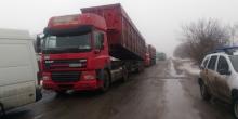 Фото новости: 10-километровая пробка образовалась на трассе «Николаев - Кропивницкий», где второй день протестуют жители Воссиятского Свежие новости: 10-километровая пробка образовалась на трассе «Николаев - Кропивницкий», где второй день протестуют жители Воссиятского