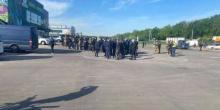 Фото новости: Титушки на БТР и запуганные фермеры: в Киеве рейдеры захватывают рынок Свежие новости: Титушки на БТР и запуганные фермеры: в Киеве рейдеры захватывают рынок