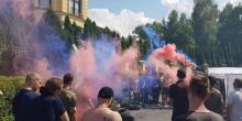 Свежие новости: У дома Гладковских жгут файера