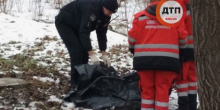 Свежие новости: ВИДЕО: Смертельное ЧП в Киеве: в 15 м от дороги найден труп мужчины