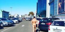 Свежие новости: В Одессе по парковке гулял обнаженный мужчина