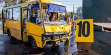 Фото новости: В Днепре столкнулись маршрутка и грузовик: более 10 пострадавших Свежие новости: В Днепре столкнулись маршрутка и грузовик: более 10 пострадавших