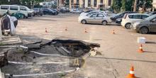 Фото новости: В Одессе на парковке у здания образовался мегапровал Свежие новости: В Одессе на парковке у здания образовался мегапровал