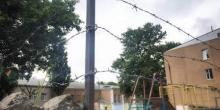 Фото новости: В Николаеве школьный двор гимназии №2 обнесли колючей проволокой Свежие новости: В Николаеве школьный двор гимназии №2 обнесли колючей проволокой