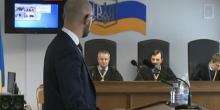 Свежие новости: ОНЛАЙН-ТРАНСЛЯЦИЯ: Яценюк прибыл в суд по Януковичу