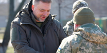 Свежие новости: Министр обороны Загороднюк вручил ведомственные награды бойцам морского спецназа в Очакове