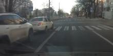 Свежие новости: ВИДЕО: В центре Николаева два водителя устроили гонки: автомобили столкнулись