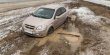 Свежие новости: Авто одесского чиновника увязло в грязи на недостроенной дороге: «Карма»