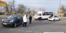 Фото новости: В центре Николаева столкнулись маршрутка и «Хонда» Свежие новости: В центре Николаева столкнулись маршрутка и «Хонда»
