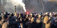 Фото новости: Порошенко в Виннице: в полицию бросали камни и файеры Свежие новости: Порошенко в Виннице: в полицию бросали камни и файеры