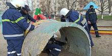 Свежие новости: В Южноукраинске у ребенка на детской площадке между бетонными кольцами застряла нога
