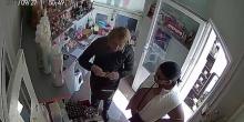 Фото новости: В Николаеве задержали женщину, которая в секс-шопе расплачивалась фальшивыми 500 гривнами Свежие новости: В Николаеве задержали женщину, которая в секс-шопе расплачивалась фальшивыми 500 гривнами
