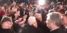 Свежие новости: Порошенко в толпе снял шапку с девушки