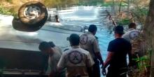 Свежие новости: В Мексике микроавтобус слетел с моста в водоем