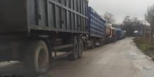 Фото новости: Жители села под Николаевом возмущены потоком транзитных фур: «Когда закончится издевательство над народом?» Свежие новости: Жители села под Николаевом возмущены потоком транзитных фур: «Когда закончится издевательство над народом?»