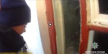 Свежие новости: ВИДЕО: В Николаеве патрульные через окно проникли в дом, чтобы помочь старушке