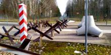 Фото новости: Польша начала устанавливать противотанковые ежи на границе с Беларусью Свежие новости: Польша начала устанавливать противотанковые ежи на границе с Беларусью