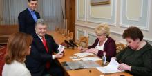Фото новости: Порошенко подал документы в ЦИК Свежие новости: Порошенко подал документы в ЦИК