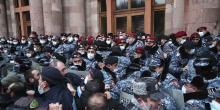 Фото новости: Полиция в Ереване не препятствует захватам зданий райадминистраций Свежие новости: Полиция в Ереване не препятствует захватам зданий райадминистраций