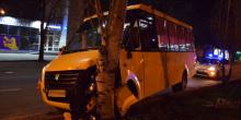 Фото новости: В центре Николаева маршрутка врезалась в дерево: четверо пострадавших Свежие новости: В центре Николаева маршрутка врезалась в дерево: четверо пострадавших