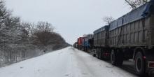 Фото новости: На трассе Н-11 «Николаев-Днепропетровск» скопились десятки большегрузных автомобилей. Свежие новости: На трассе Н-11 «Николаев-Днепропетровск» скопились десятки большегрузных автомобилей.